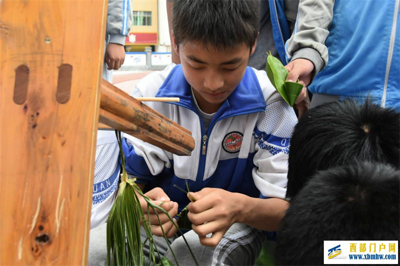 刀坝中学开展“粽香溢校园”端午节主题活动(图6) DSC_1568_1024_682_70.jpg