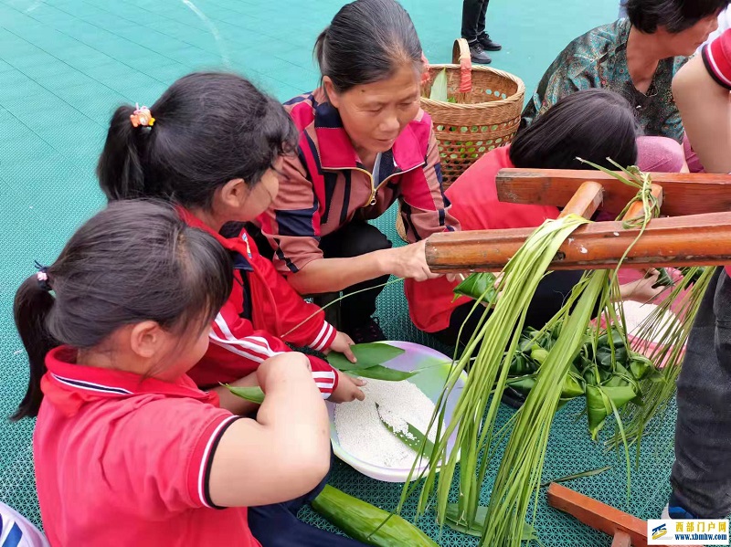 印江县农场小学开展端午节亲子活动——包粽子比赛(图2) 微信图片_202205311614014.jpg