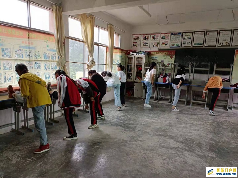 石阡县青阳乡初级中学扎实开展课后服务工作(图3) 舞蹈社团.jpg