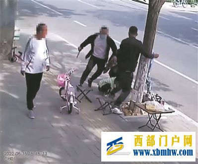 西藏军区某旅战士李家伟:路见不平,徒手夺刀制歹徒(图1) 西藏军区某旅战士李家伟:路见不平,徒手夺刀制歹徒(图1)