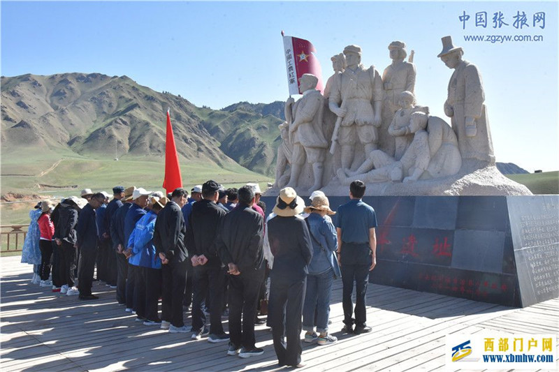 张掖肃南退休老干部踏寻红色足迹喜迎党的二十大(图1) 张掖肃南退休老干部踏寻红色足迹喜迎党的二十大(图1)