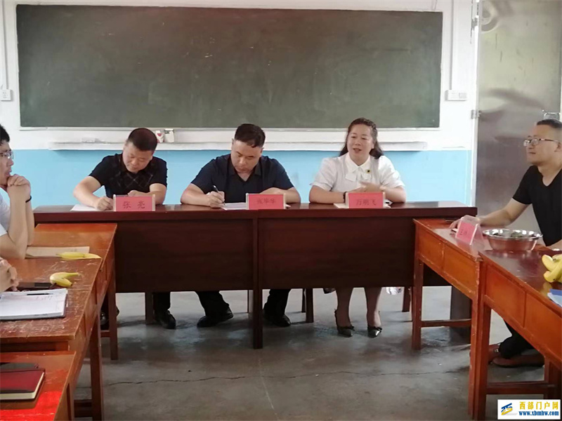 思南二小到印江县农场小学开展“送教到校”活动(图3) 思南二小教师点评.jpg