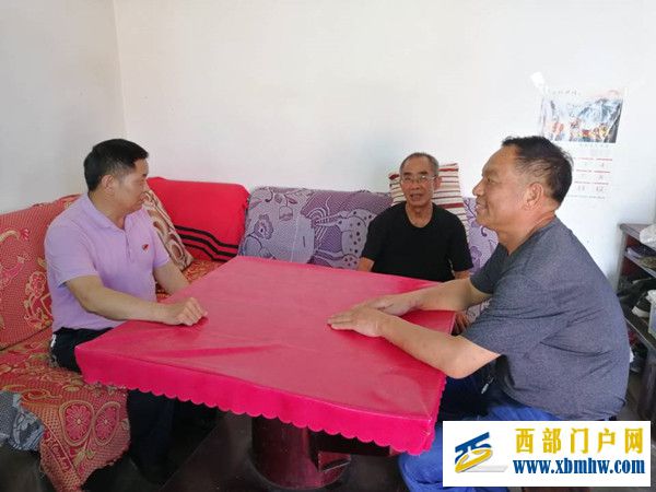 一声问候显真情 一句祝福暖人心(图3) 走访慰问退休老党员曹明_副本.jpg