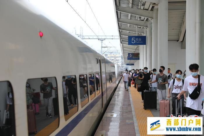 广西首趟“学生专列”开行助力学子返乡(图1) 广西首趟“学生专列”开行助力学子返乡(图1)