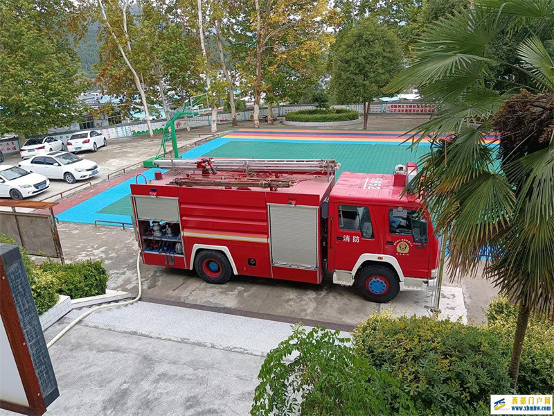 印江县消防支队紧急送水为师生解忧(图2) 做好注水准备工作.jpg