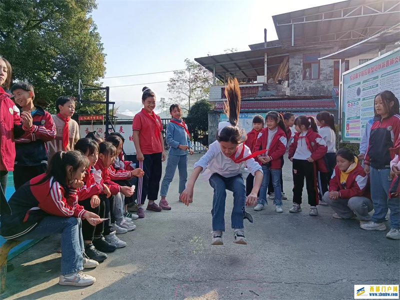 印江县农场小学举办2022年冬季运动会(图1) 立定跳远.jpg