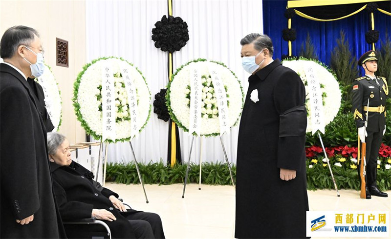 习近平等党和国家领导同志到医院为江泽民同志送别并护送遗体到八宝山火化(图2) 习近平等党和国家领导同志到医院为江泽民同志送别并护送遗体到八宝山火化(图2)
