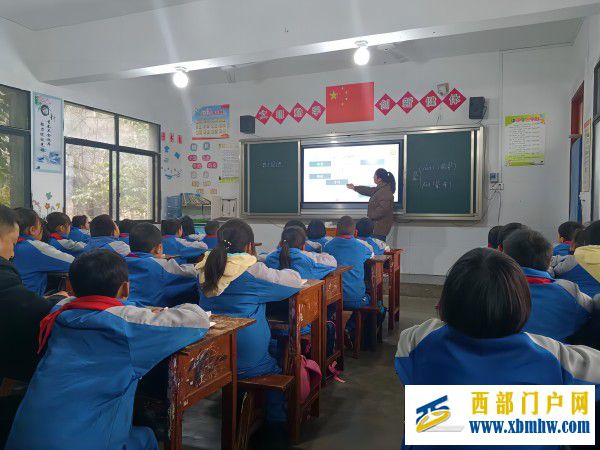 阳春三月暖教育 花开校园催成长 ——镇学区办一行到刀坝小学开展教学综合视导活动(图1) 上课(1).jpg