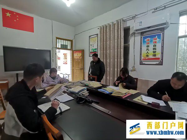 阳春三月暖教育 花开校园催成长 ——镇学区办一行到刀坝小学开展教学综合视导活动(图3) 督查常规(1).jpg