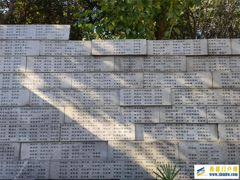 在缅怀哀思中凝聚奋进之力——写在第十个国家公祭日到来之际(图1) 在缅怀哀思中凝聚奋进之力——写在第十个国家公祭日到来之际(图1)