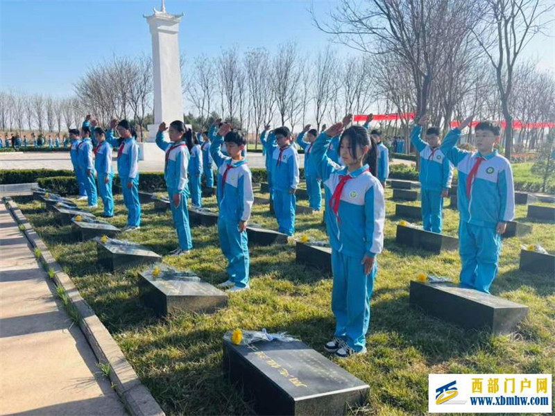 陕西师生开展2024年清明节活动(图5) 5f998d0733f3a5975f250e76d704b34a_14-43-48-64-1.jpg