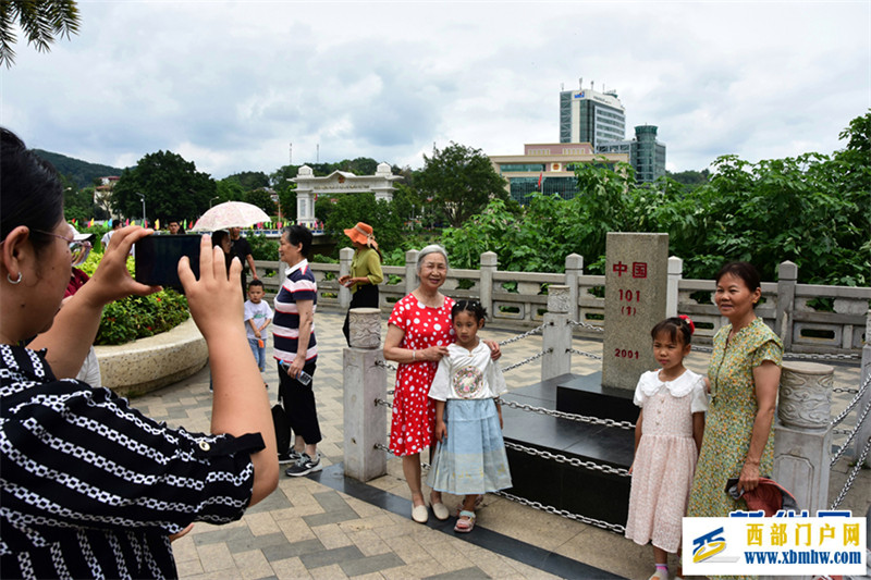 中越河口口岸跨境游持续火热(图2) 中越河口口岸跨境游持续火热(图2)