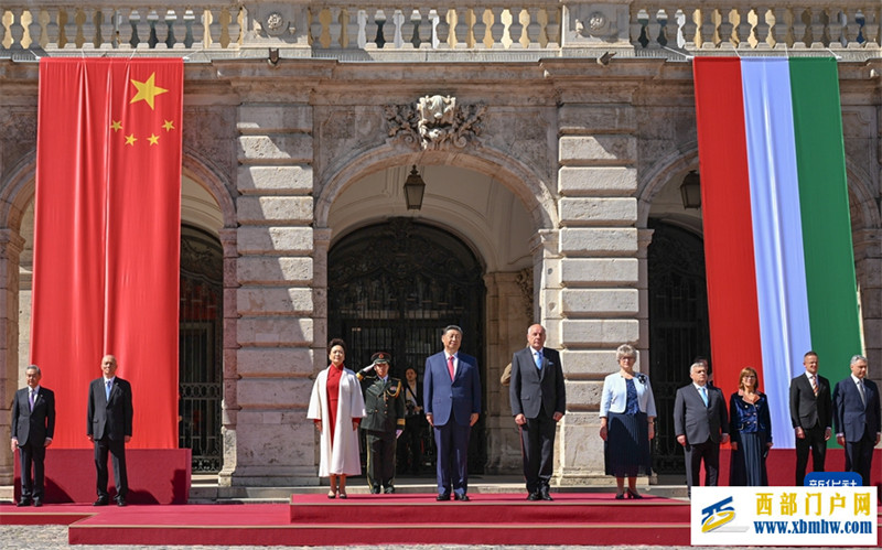 习近平出席匈牙利总统舒尤克和总理欧尔班举行的欢迎仪式(图1) 习近平出席匈牙利总统舒尤克和总理欧尔班举行的欢迎仪式(图1)