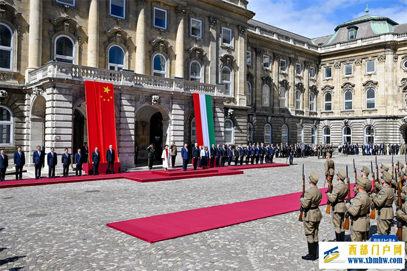 习近平出席匈牙利总统舒尤克和总理欧尔班举行的欢迎仪式(图3) 习近平出席匈牙利总统舒尤克和总理欧尔班举行的欢迎仪式(图3)