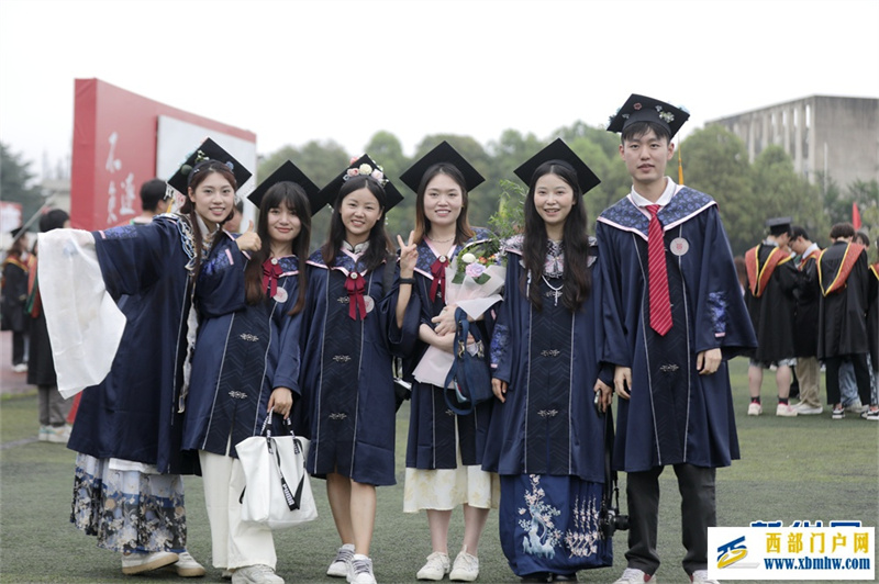 贵州大学2024届毕业典礼举行(图7) 贵州大学2024届毕业典礼举行(图7)