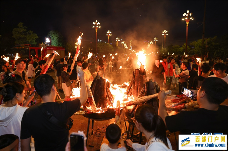 以火为名!在云南楚雄共赴一场“火”的盛会(图1) 以火为名!在云南楚雄共赴一场“火”的盛会(图1)
