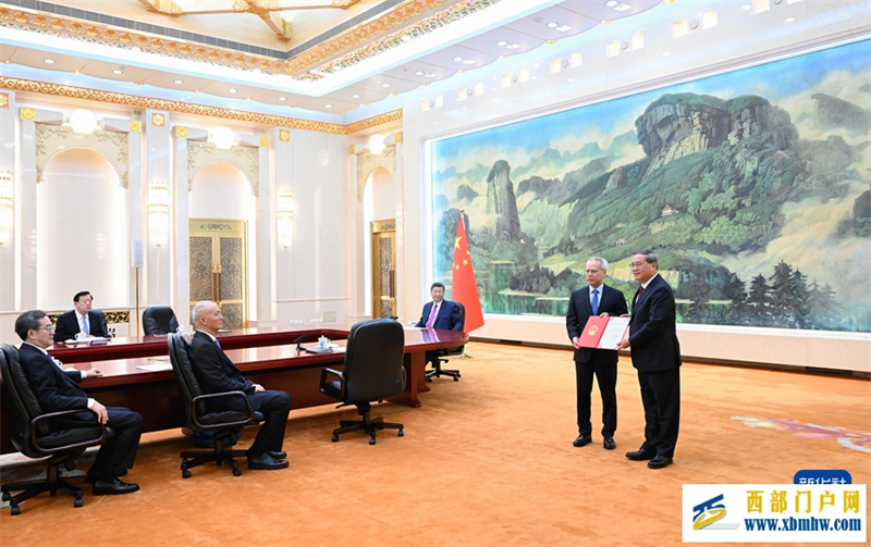 习近平会见澳门特别行政区候任行政长官岑浩辉(图2) 习近平会见澳门特别行政区候任行政长官岑浩辉(图2)