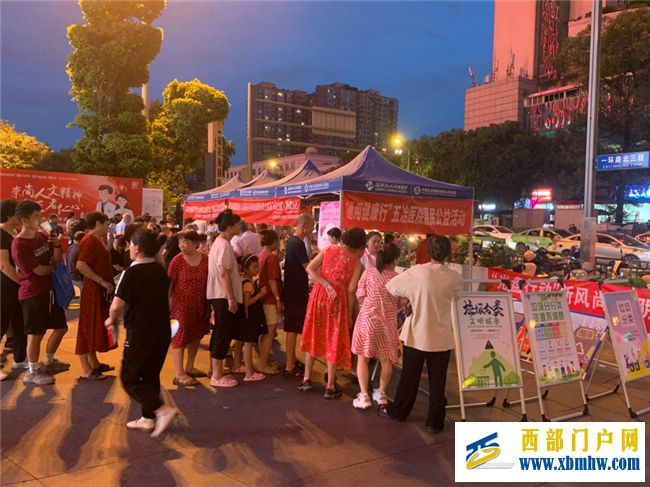 荷花池社区在金牛万达广场开展便民宣传志愿服务活动(图3) 荷花池社区在金牛万达广场开展便民宣传志愿服务活动(图3)