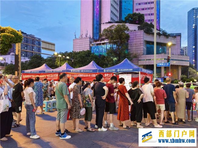 荷花池社区在金牛万达广场开展便民宣传志愿服务活动(图4) 荷花池社区在金牛万达广场开展便民宣传志愿服务活动(图4)