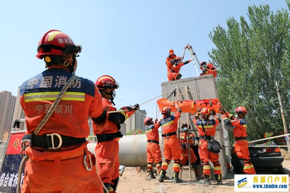 宁夏举行地震及次生灾害救援实战演练(图1) 宁夏举行地震及次生灾害救援实战演练(图1)