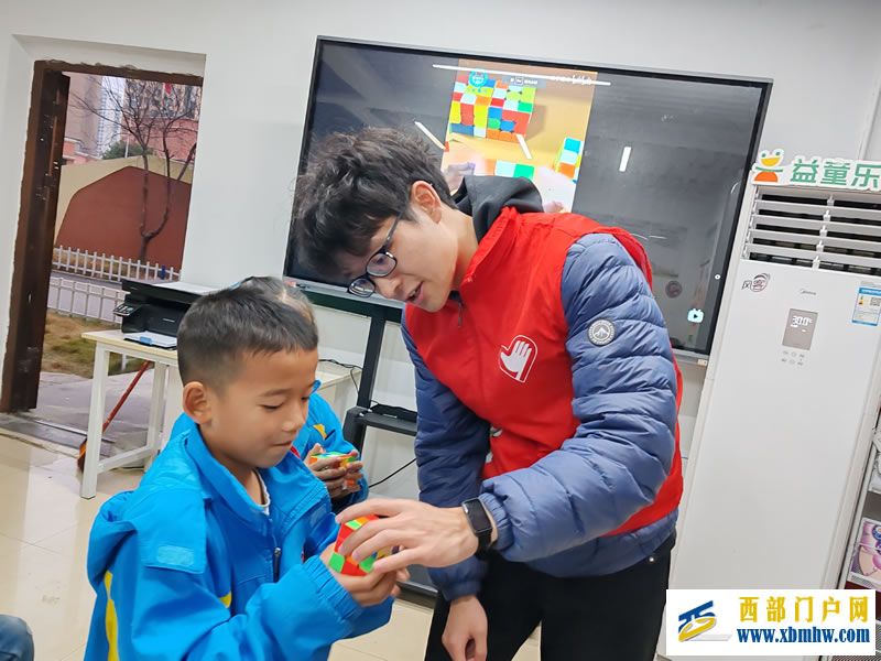 指尖转动思维 智慧点亮童年 ——贵苑社区开展“魔法魔方”青少年益智活动(图1) 22.jpg