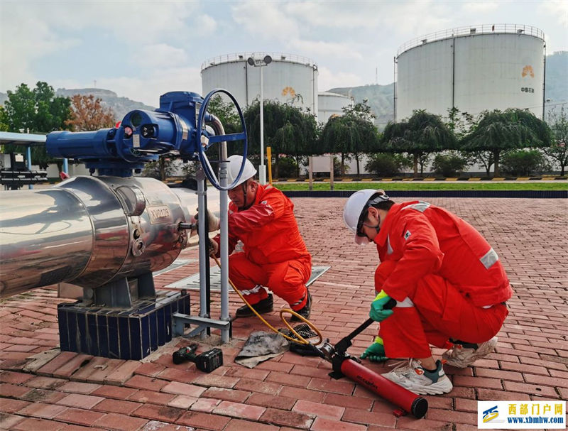 泸定地震!兰成渝管道每日输油2万吨稳定供应川渝能源市场(图2) 基层作业区及时开展设备维护保养,保证设备安全运行。.jpg